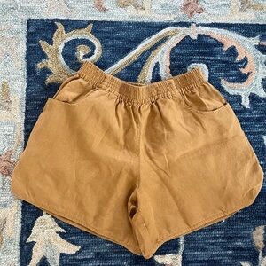 LINENFOX Jeri shorts size s/m in Camel